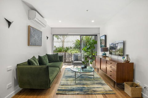 Chic 2-Bed Flat With Private Courtyard & BBQ - Events Australia 0