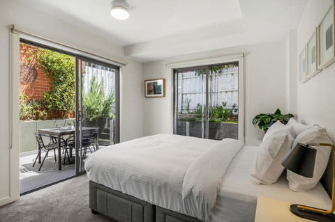 Chic 2-Bed Flat With Private Courtyard & BBQ - Events Australia 1