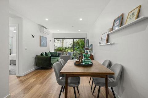Chic 2-Bed Flat With Private Courtyard & BBQ - Events Australia 3