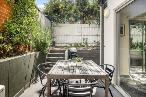 Chic 2-Bed Flat With Private Courtyard & BBQ - Events Australia 4