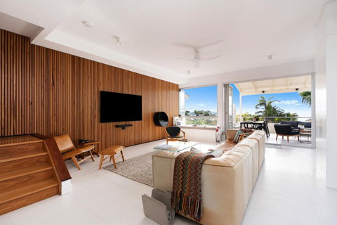 Chic Beachside Abode, Sunrise Beach - Events Australia 4