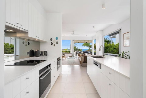 Chic Beachside Abode, Sunrise Beach - Events Australia 3