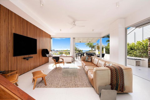 Chic Beachside Abode, Sunrise Beach - Events Australia 0