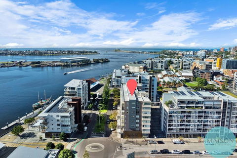 Chic Honeysuckle Apartment - Events Australia 2