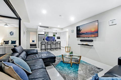 Circle On Cavill Surfers Paradise- 3 Bedroom Deluxe Apartment - Events Australia 3