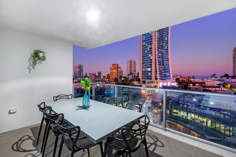 Circle On Cavill Surfers Paradise- 3 Bedroom Deluxe Apartment - Events Australia 1