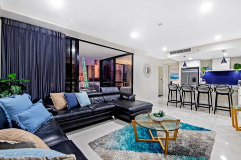 Circle On Cavill Surfers Paradise- 3 Bedroom Deluxe Apartment - Events Australia 4