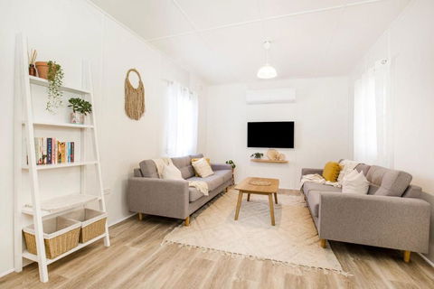 Claras Coastal Cottage Pet Friendly 1 Min Walk To Beach - Events Australia 1