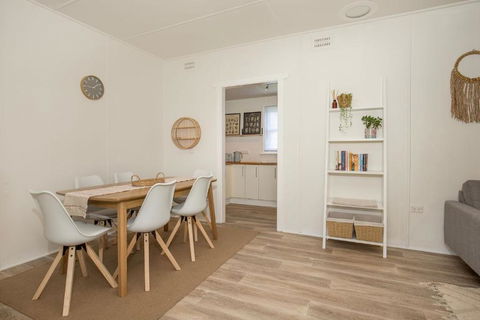 Claras Coastal Cottage Pet Friendly 1 Min Walk To Beach - Events Australia 4