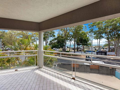 Classic Beachfront Apartment - Events Australia 3