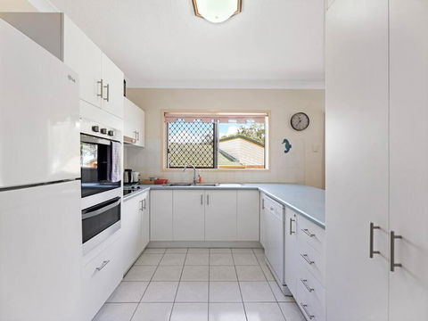 Classic Beachfront Apartment - Events Australia 4