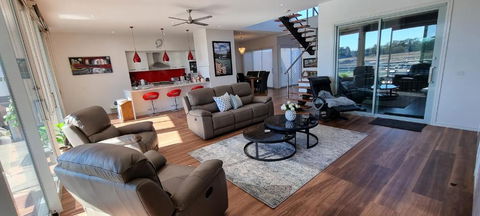 Clearview Waters - 4 King Bedrooms, 3 Bathrooms & Views - Events Australia 2