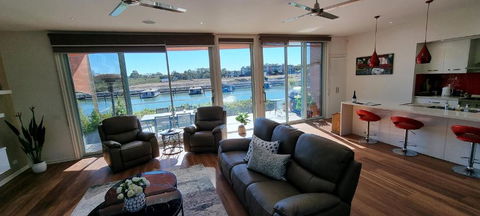 Clearview Waters - 4 King Bedrooms, 3 Bathrooms & Views - Events Australia 1