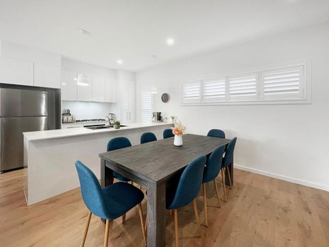 Coastline Cove - Modern Townhome Oasis - Events Australia 3