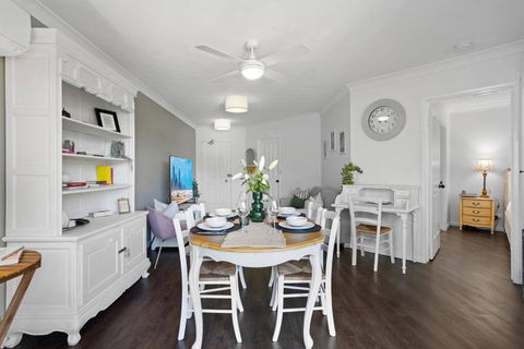 Coastal 1-Bed Apartment With Pool & Tennis Court - Events Australia 2