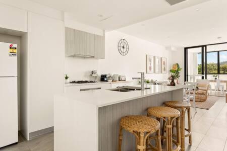 Coastal 2-Bed Apartment Near Beach - Events Australia 1