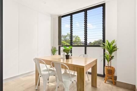 Coastal 2-Bed Apartment Near Beach - Events Australia 3