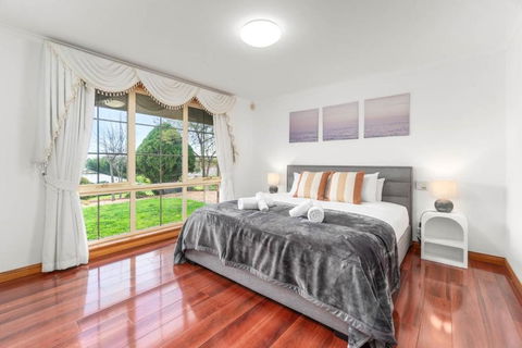Coastal Comfort 4BR Vacation Home In Hallett Cove - Events Australia 0