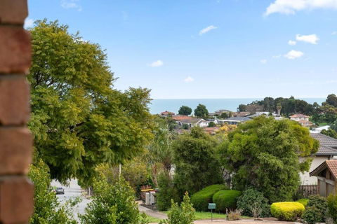 Coastal Comfort 4BR Vacation Home In Hallett Cove - Events Australia 1