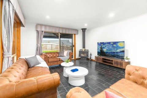 Coastal Comfort 4BR Vacation Home In Hallett Cove - Events Australia 3