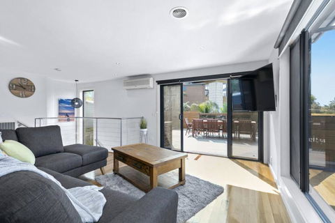 Coastal Escape On Highlander - Events Australia 0