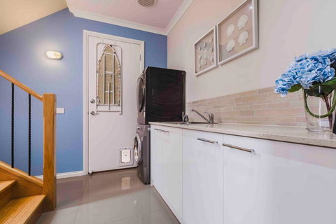 Coastal Escape, Townhouse Steps From The Sea - Events Australia 1