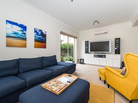 Coastal Villa On Beachcomber! - Events Australia 1