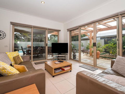 Coastal Villa On Beachcomber! - Events Australia 4