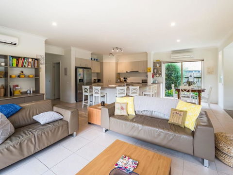 Coastal Villa On Beachcomber! - Events Australia 3