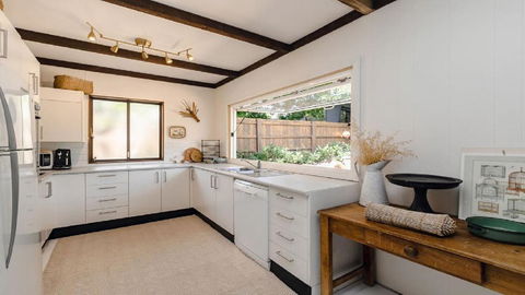 Coastal Vintage Cottage Brimming With Character And Charm Just Moments To Beaches, Bay And Cafes - Events Australia 3