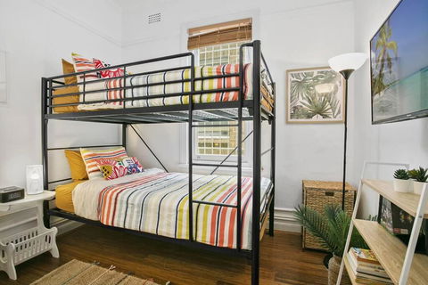 COOGEE BEACH HOUSE-100m To The Beach-courtyard-AC - Events Australia 3