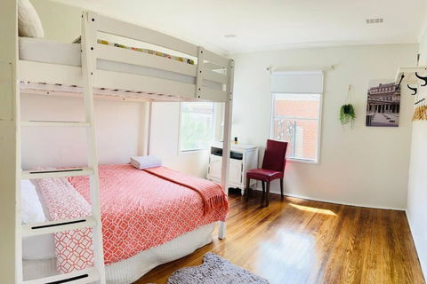 D122 Lovely London Home - Events Australia 4