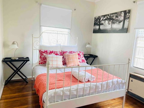 D122 Lovely London Home - Events Australia 3