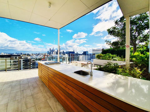 2BR Food & Drink Hub , Gym, Pool, Views, Roof Terrace - Events Australia 1