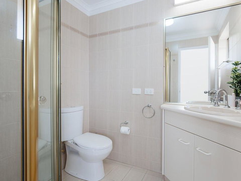 3 'Pelican Sands', 83 Soldiers Point Rd - Stunning Waterfront Unit With Magical Water Views & Air Conditioning - Accommodation Europe 2