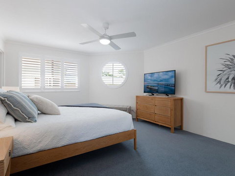 3 'Pelican Sands', 83 Soldiers Point Rd - Stunning Waterfront Unit With Magical Water Views & Air Conditioning - Accommodation Europe 1