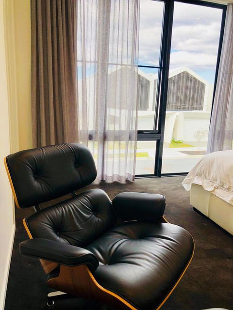 3 Bedroom Executive Luxury Beachside Townhouse - Events Australia 3