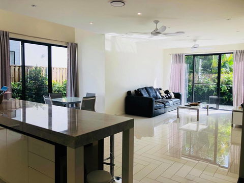 3 Bedroom Executive Luxury Beachside Townhouse - Events Australia 0