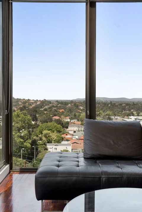 3-Bed Apartment With Parking Near Parks And Dining - Events Australia 3