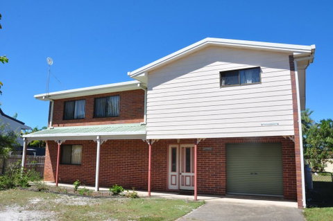 31 Bombala Crescent - Two Storey Home With Covered Outdoor Deck, Fully Fenced Backyard. Pet Friendly - Tourism Bookings 3