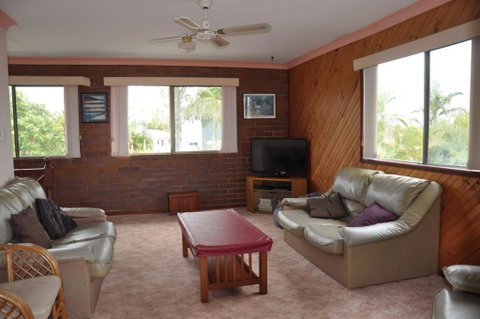 31 Bombala Crescent - Two Storey Home With Covered Outdoor Deck, Fully Fenced Backyard. Pet Friendly - Tourism Bookings 2