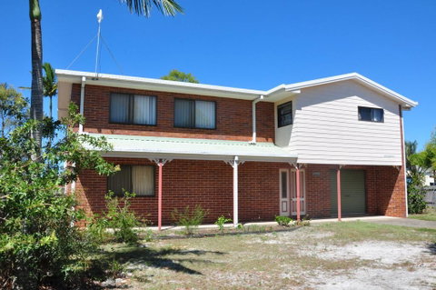 31 Bombala Crescent - Two Storey Home With Covered Outdoor Deck, Fully Fenced Backyard. Pet Friendly - Tourism Bookings 0