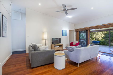 33 Bangalow - Narrawallee's Beautiful Bungalow - Events Australia 0