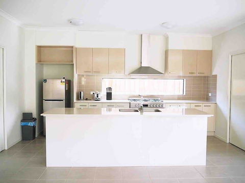 4 Bed 2 And A Half Bath Luxury Villa In Point Cook - Events Australia 1