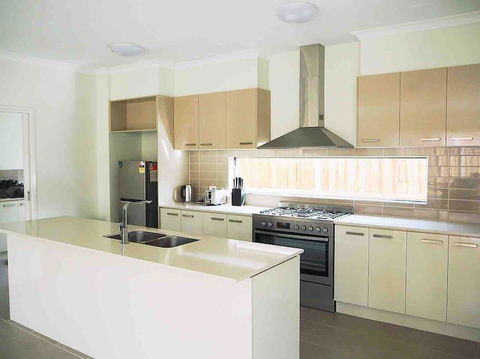 4 Bed 2 And A Half Bath Luxury Villa In Point Cook - Events Australia 3