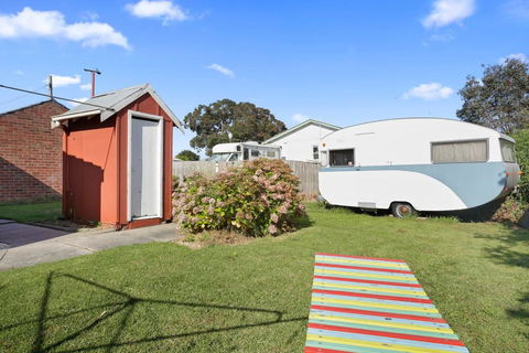 4 MONTROSE AVE - Retro Home In The Heart Of Town - Events Australia 3