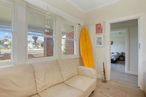 4 MONTROSE AVE - Retro Home In The Heart Of Town - Events Australia 1