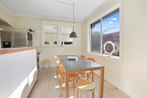 4 MONTROSE AVE - Retro Home In The Heart Of Town - Events Australia 2