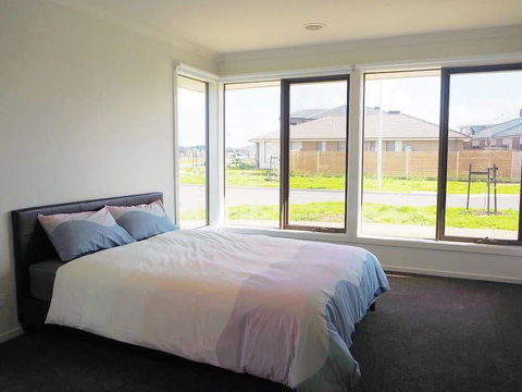 5Bed 2Bath Family House In Werribee - Events Australia 1