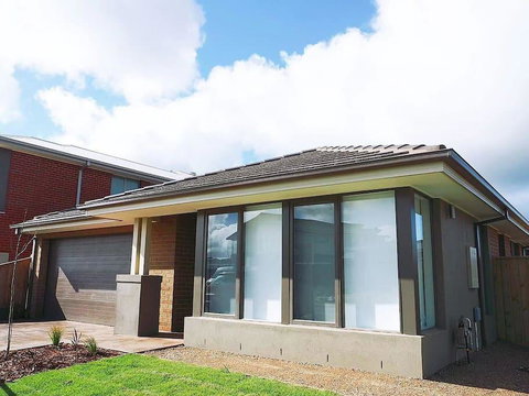 5Bed 2Bath Family House In Werribee - Events Australia 0